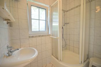 Geräumiges Bad mit Dusche und Waschbecken