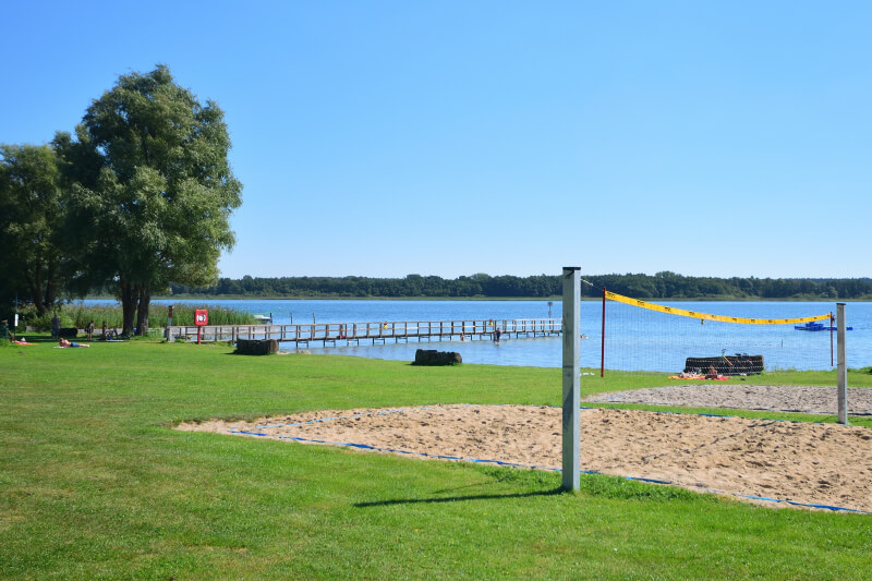 Strand, Spielplatz und Volleyballfeld am Schweriner See