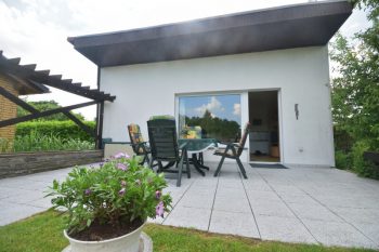 Große, eingezäunte Sonnenterrasse mit Seeblick